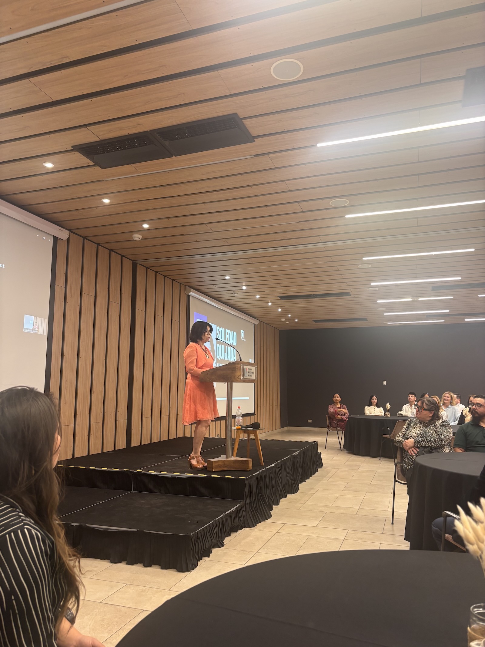 Transiciones entre momentos de la ceremonia