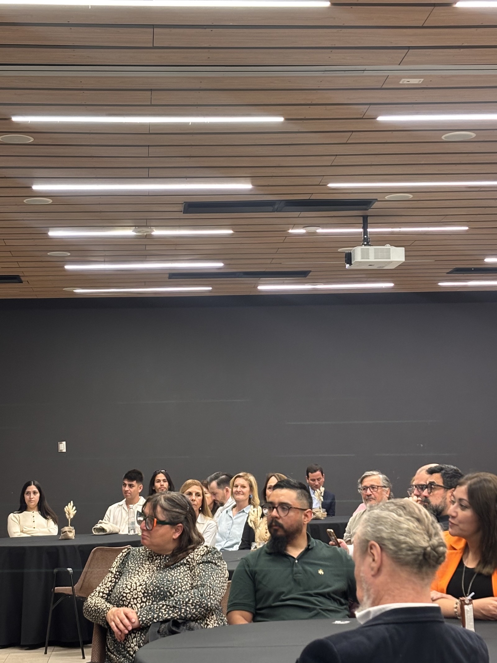 Audiencia atenta con centros de mesa de flores secas