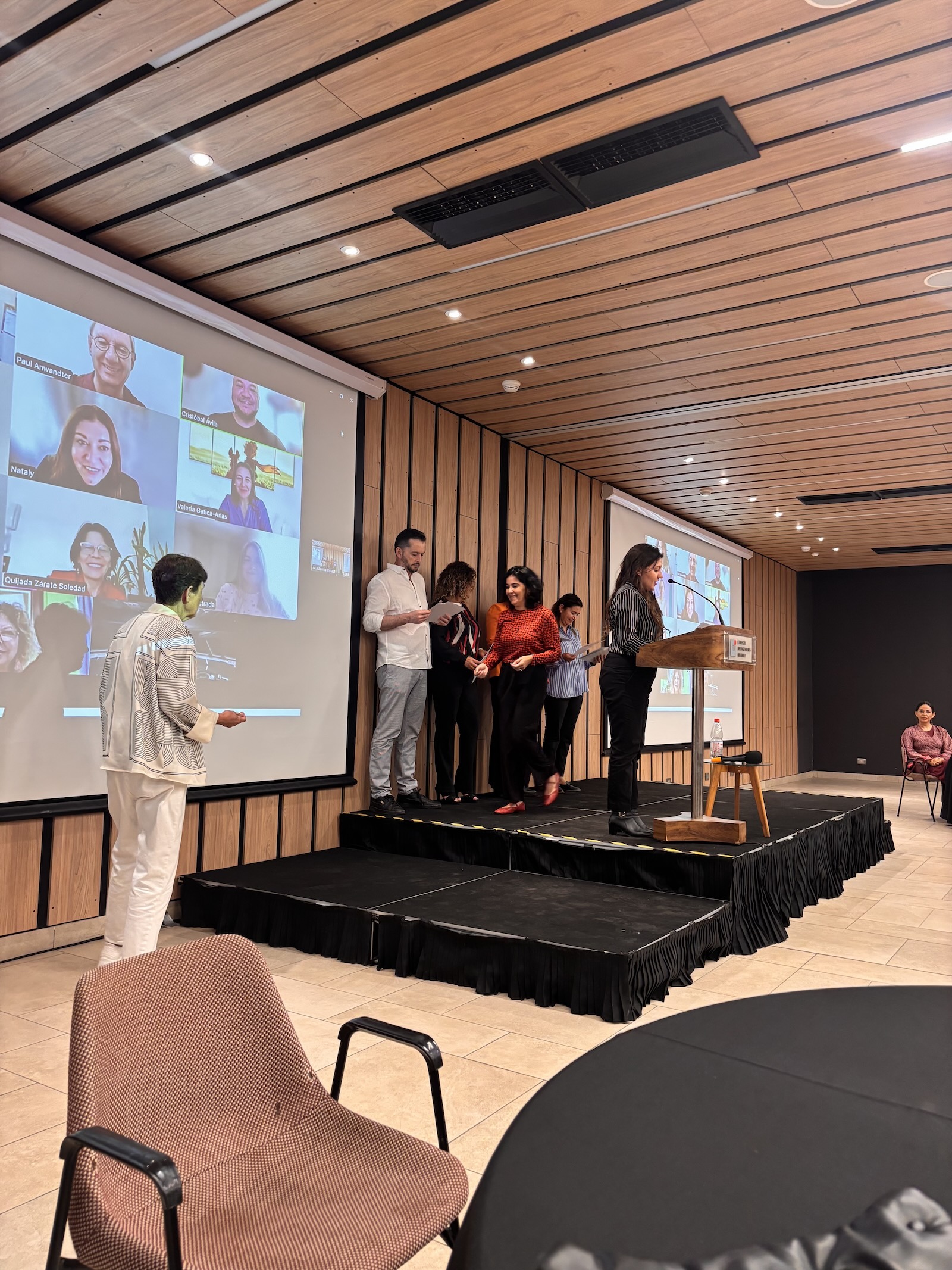 Paul Anwandter presenta desde el atril