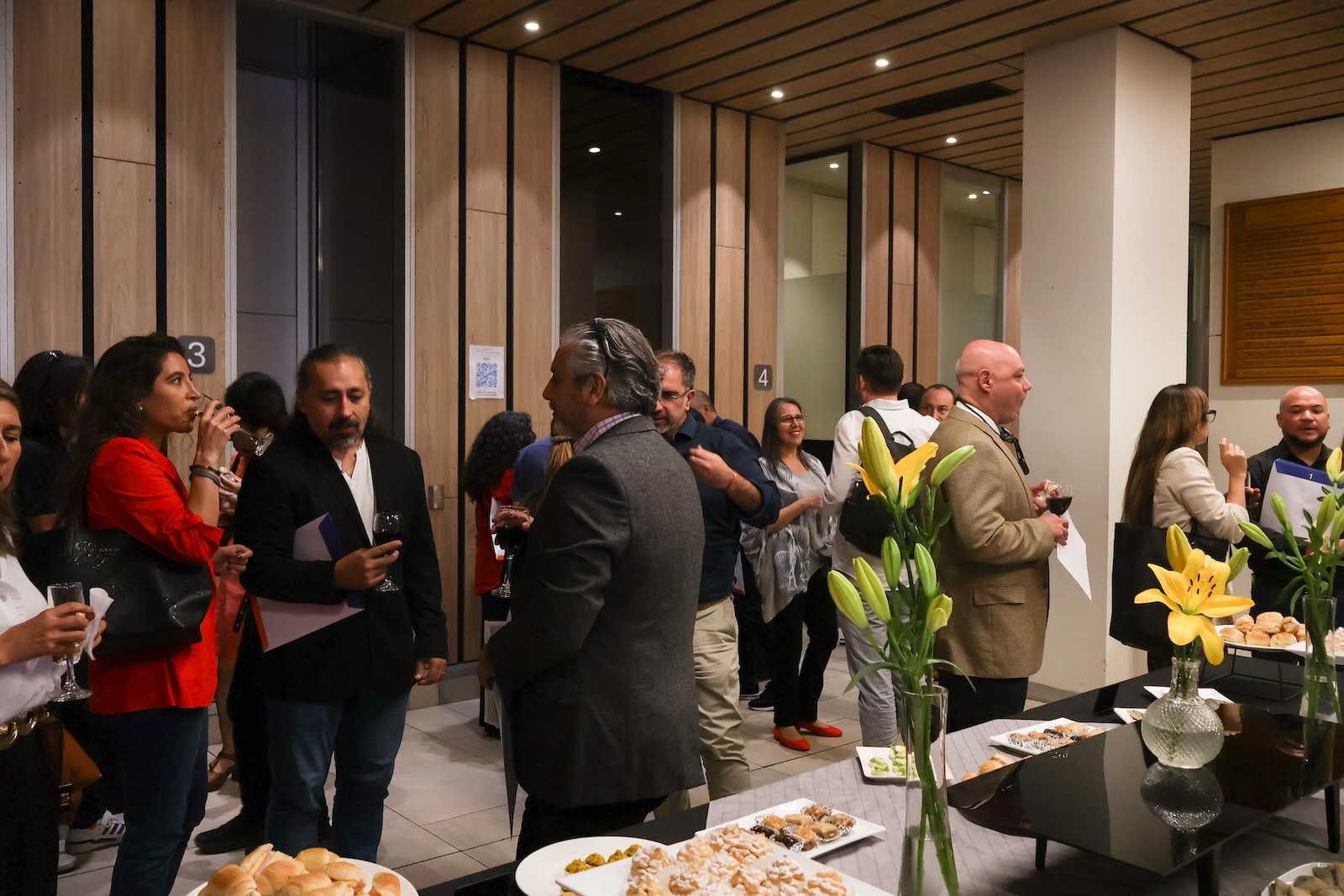 El cocktail — lirios amarillos y conversaciones cruzadas