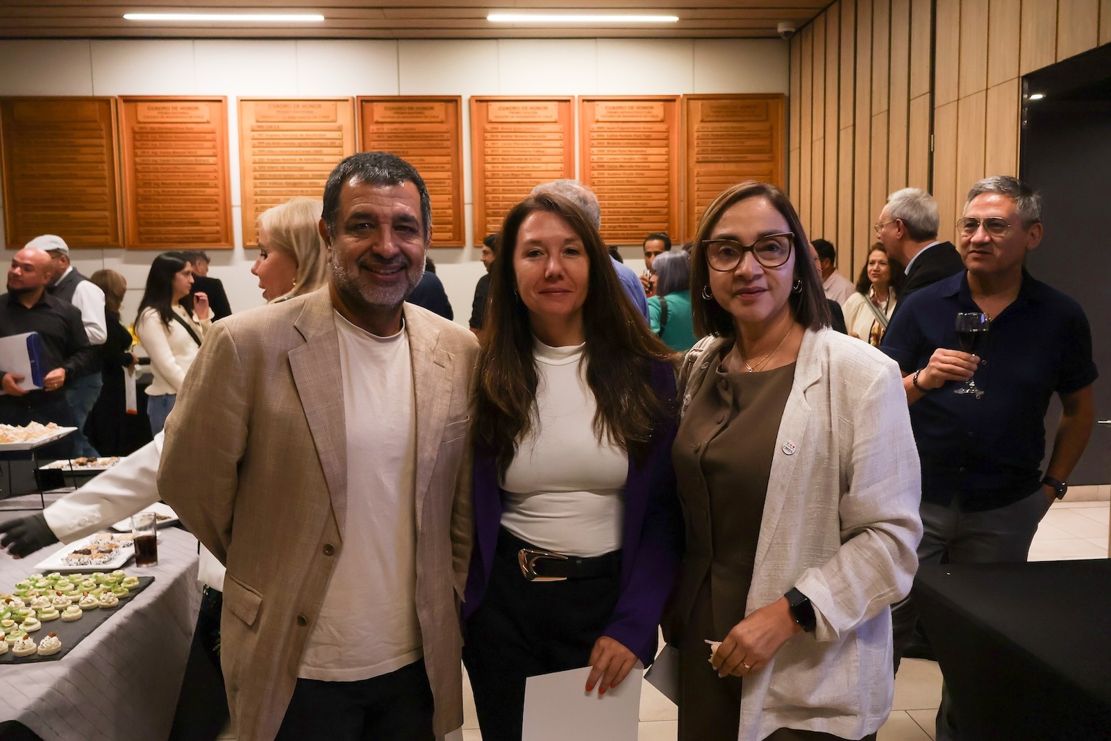 Retrato grupal frente a los paneles de madera