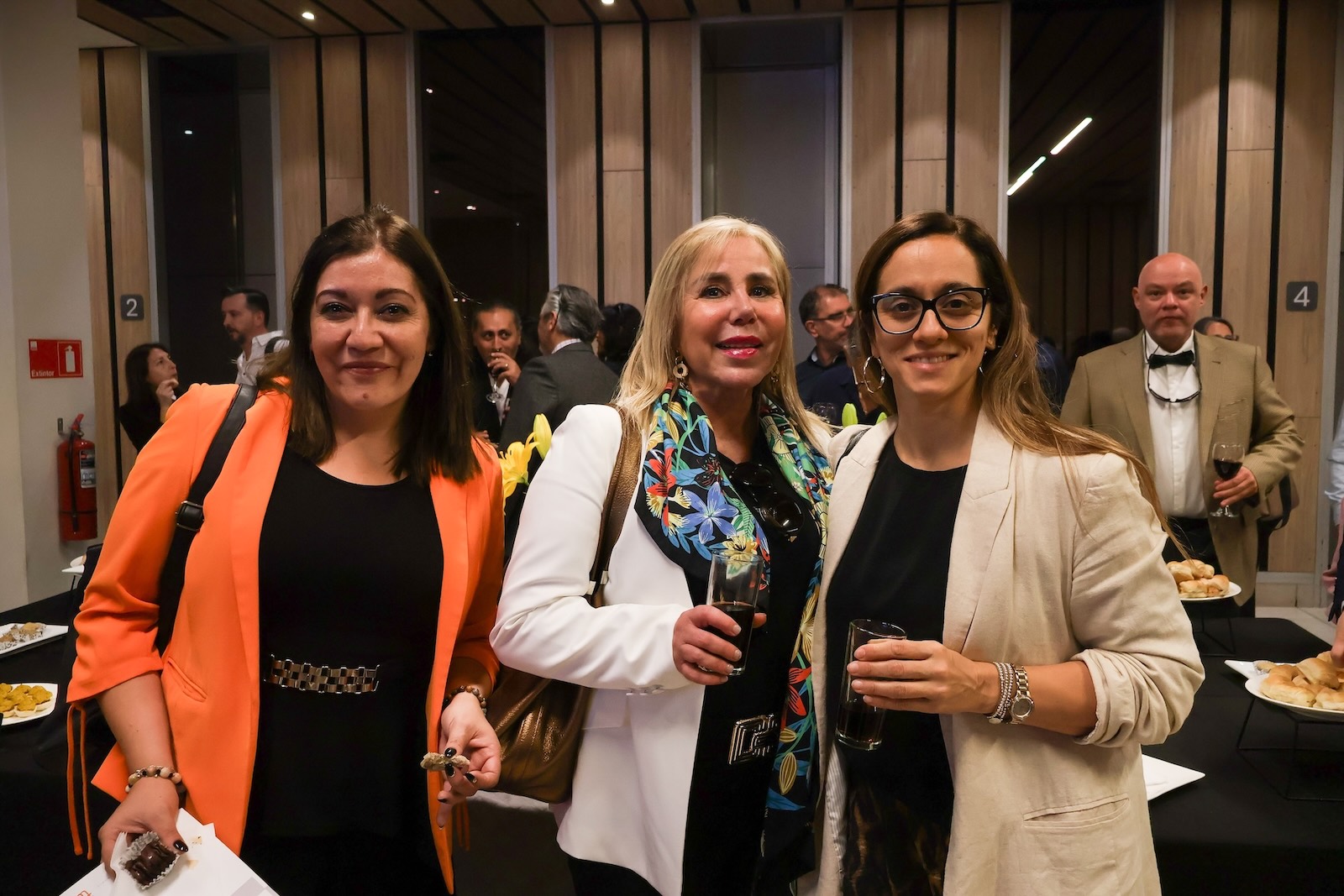 Trío celebrando el brindis