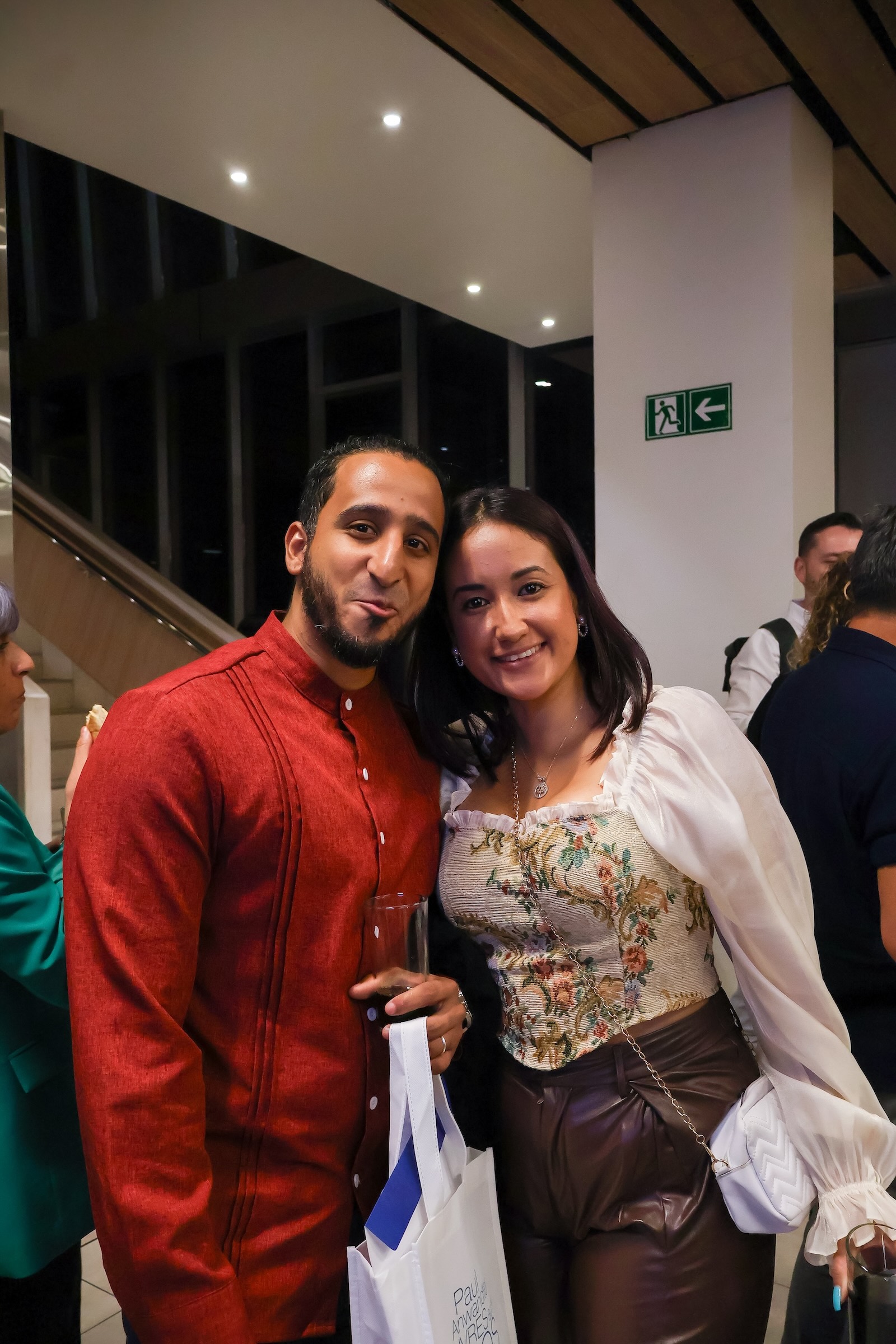 Pareja brindando con espumante