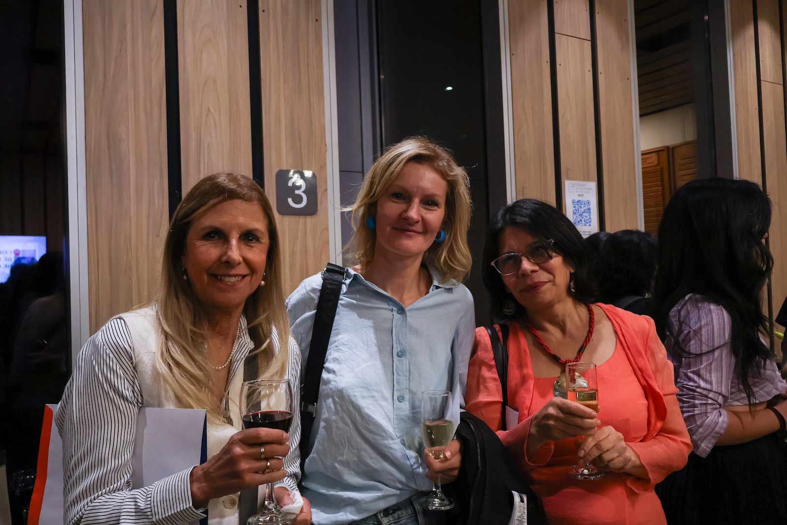 Plano general del salón con los Cuadros de Honor