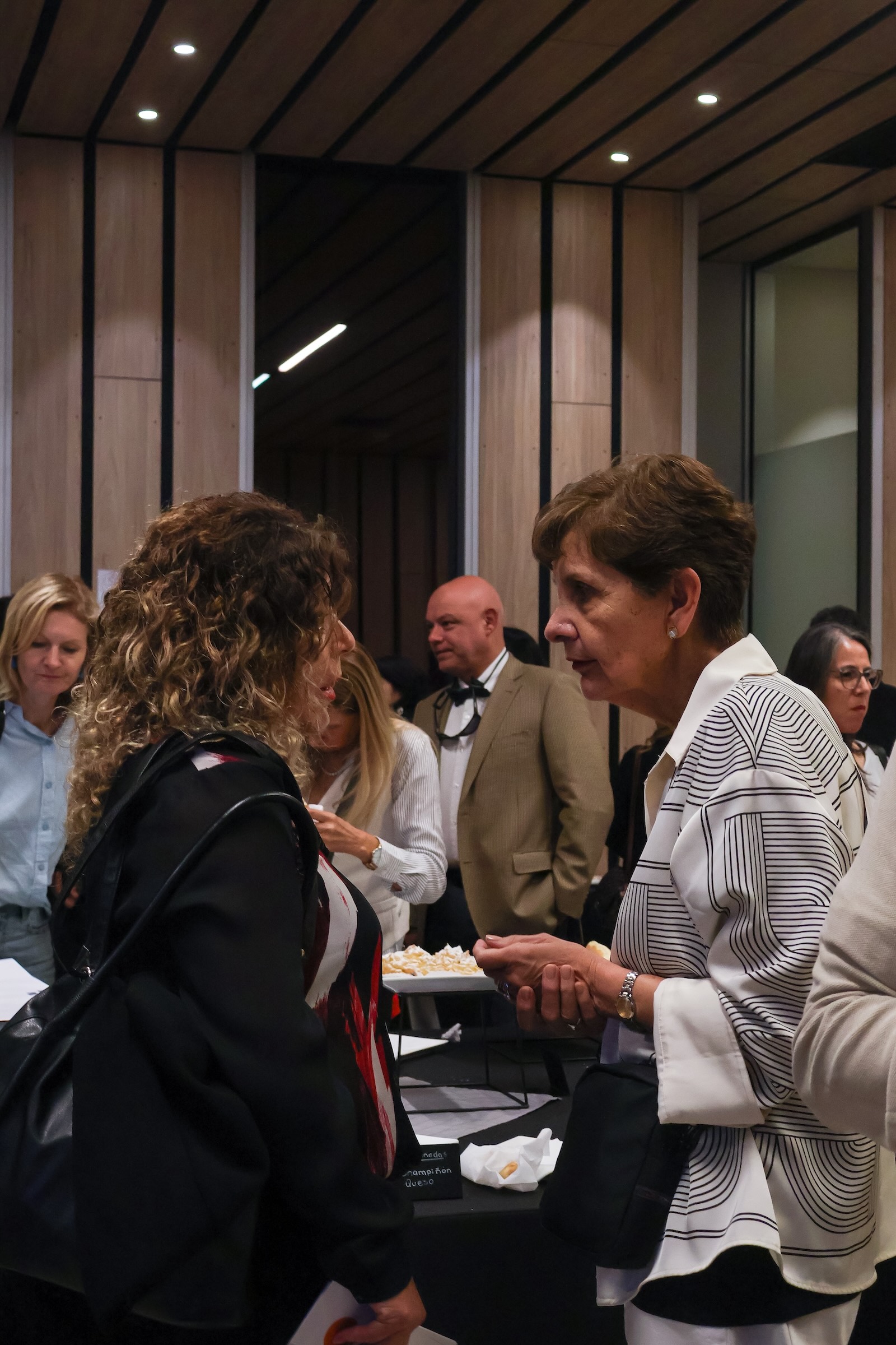 Conversación íntima en el cocktail