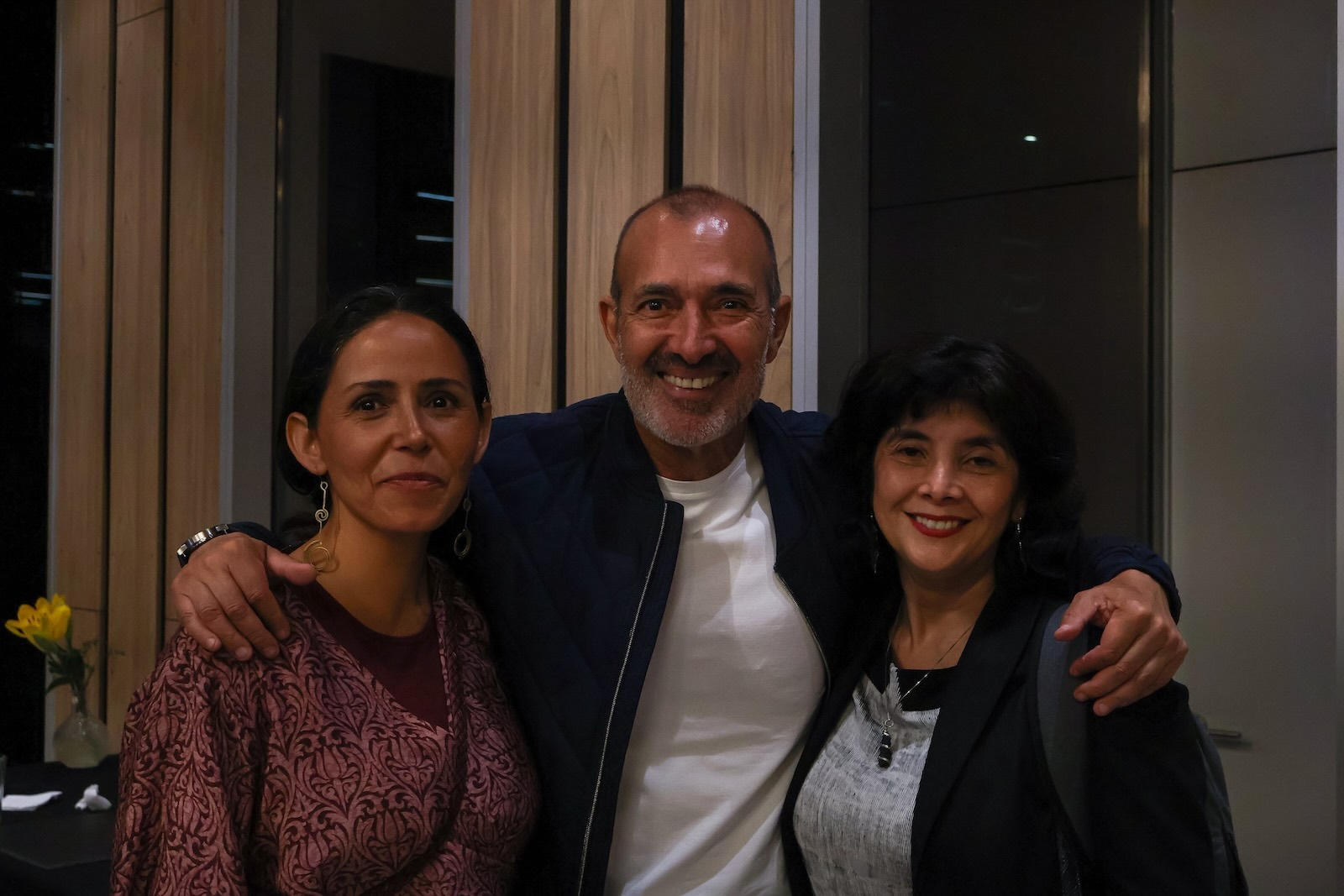 Paul Anwandter con dos egresadas