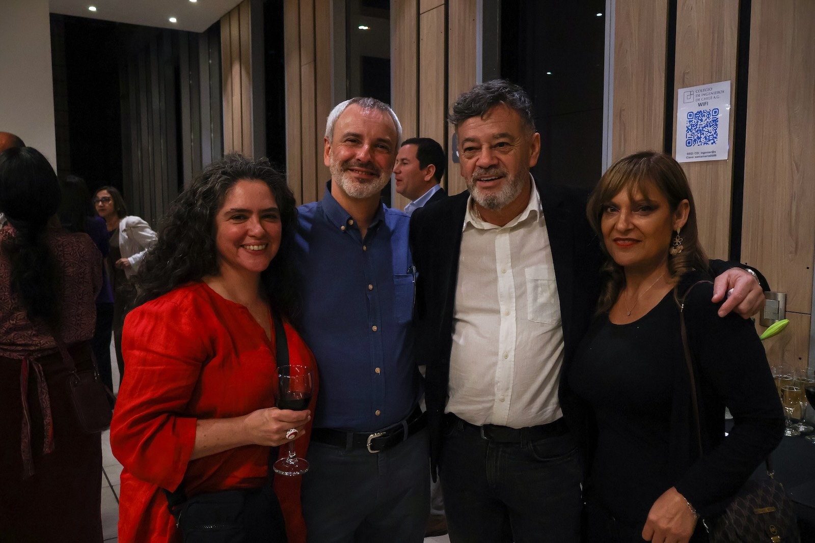 Retrato editorial frente a paneles de madera