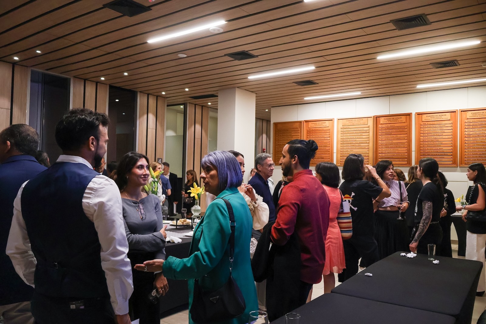 Cuarteto con copas de vino